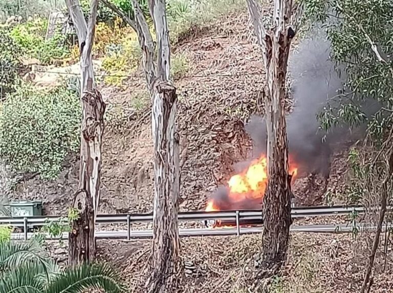 La colisión de dos vehículos causa un incendio en la GC-15 a su paso por Santa Brígida