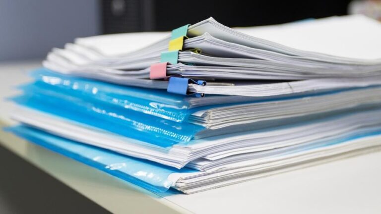 La fiscal superior de Canarias entrega su memoria sobre migración al Parlamento