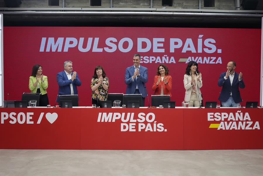 El secretario general del PSOE y presidente del Gobierno, Pedro Sánchez, (c), junto a la portavoz del partido, Esther Peña (i); el secretario de Organización, Santos Cerdán (2i); la presidenta, Cristina Narbona (3i); la vicesecretaria general, María Jesús Montero; la secretaria de Igualdad, Ana Redondo, y el secretario del Área Institucional, Alfonso Rodríguez de Celis, durante la reunión de la Ejecutivo Federal celebrada este lunes en Ferraz. EFE/Borja Sánchez-Trillo