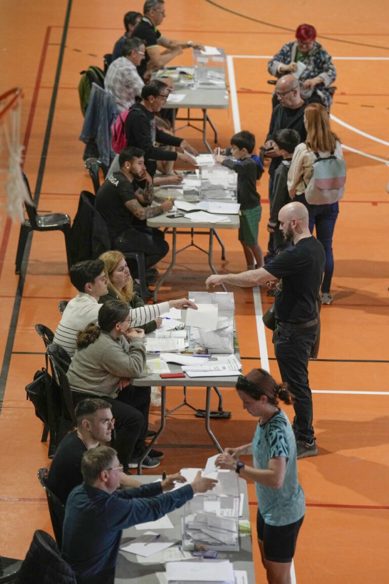 Cierran los colegios electorales en Cataluña tras descartar las juntas ampliar el horario de votación