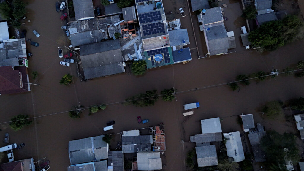 A vista de dron se ve la bandera brasileña pintada en una casa mientras las calles están inundadas en Eldorado do Sul, estado de Rio Grande do Sul, Brasil, 9 de mayo de 2024. REUTERS/Amanda Perobelli