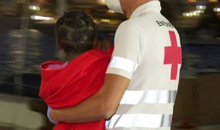 El protocolo de Canarias para los menores migrantes establece que son competencia inicial del Estado