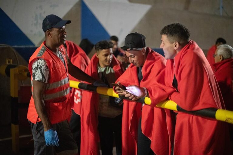 Desarticulan una organización que facilitaba documentos falsos a menores llegados en patera