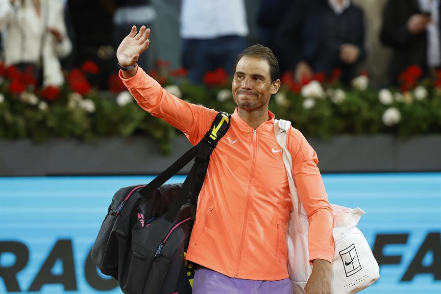 El tenista Rafa Nadal abandona la pista tras recibir un homenaje a la finalización del partido frente al checo Jiri Lehecka, correspondiente a los octavos de final del Muta Madrid Open, hoy martes en las instalaciones de la Caja Mágica, en Madrid. EFE/Chema Moya.