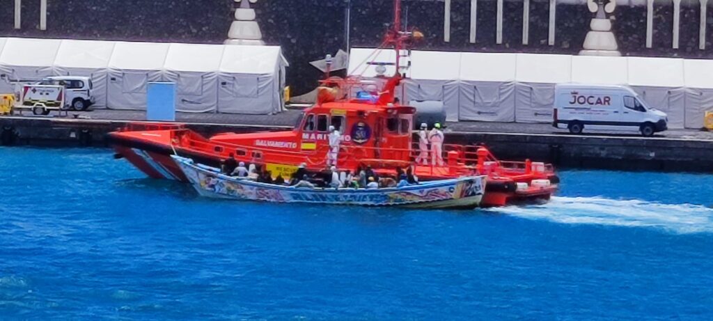 Imagen del desembarco de los 63 migrantes que se encontraban a 2,5 millas de El Hierro