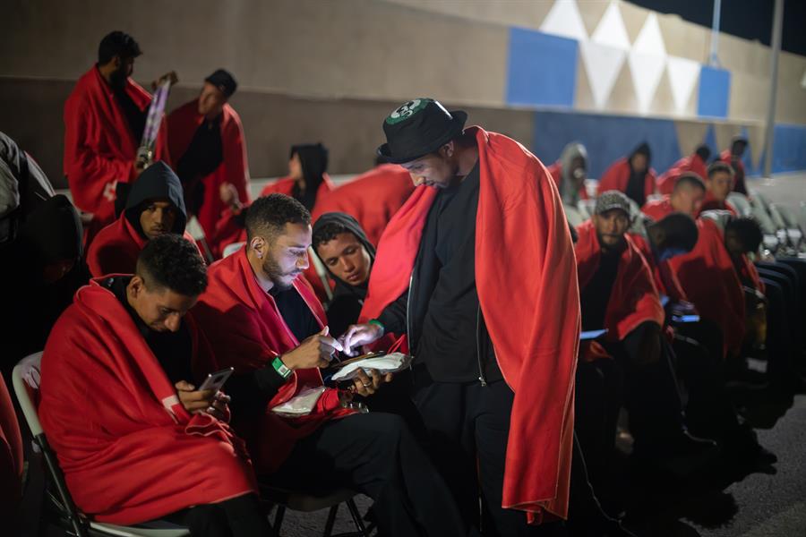 Imagen de algunas personas que viajaban en una embarcación rescatada próxima a Fuerteventura / EFE / Carlos de Saa 