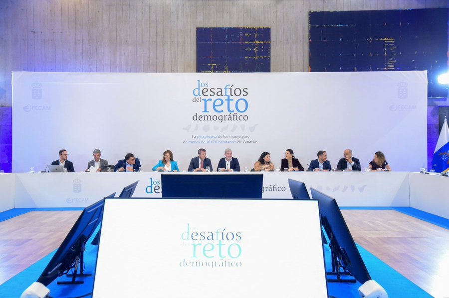 Reunión con los 47 municipios de menos de 10.000 habitantes para abordar el reto demográfico. Imagen Presidencia del Gobierno