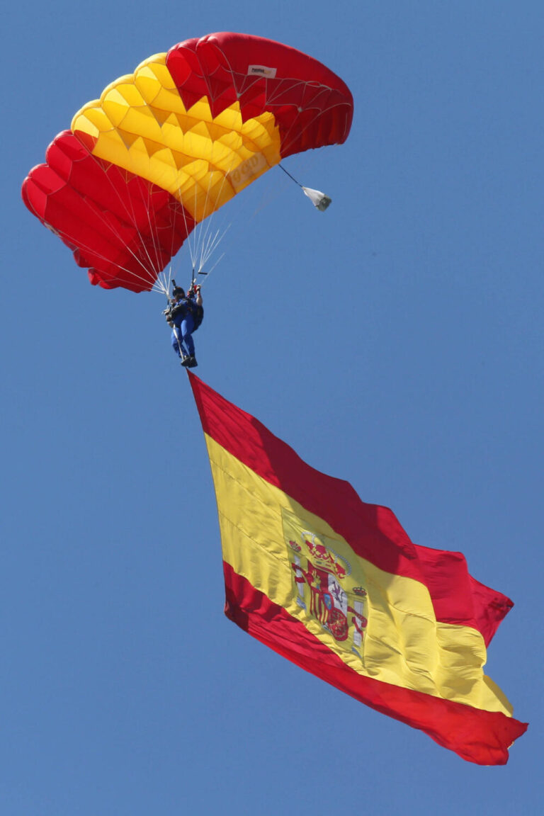 Los Reyes presiden en Oviedo el desfile del Día de las Fuerzas Armadas