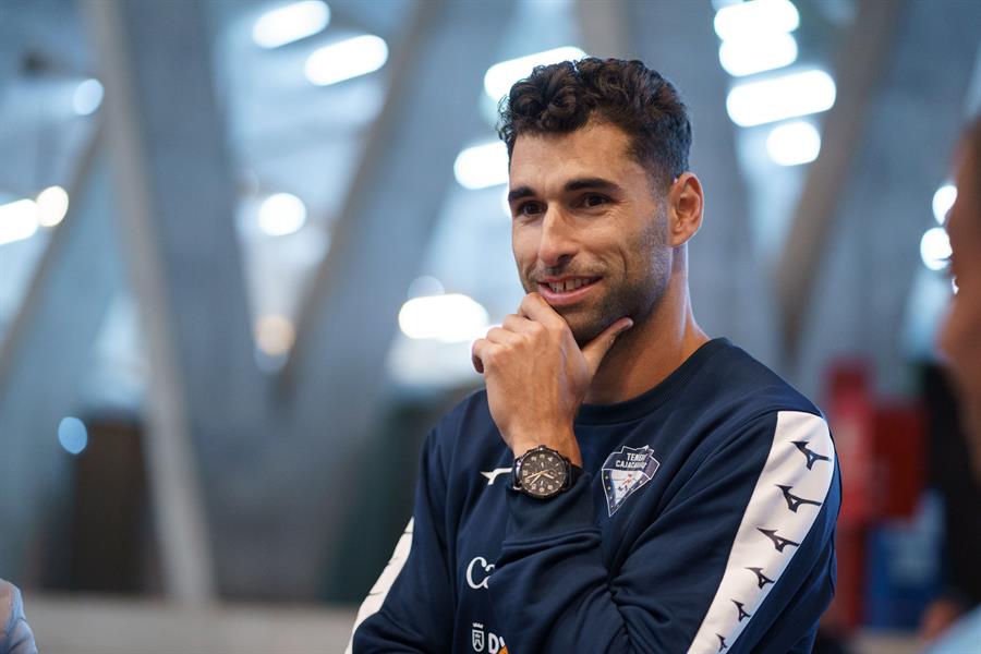 El plusmarquista nacional de 100 y 200 metros Samuel García durante la presentación de la prueba atlética Canarias Athletics Invitational que se disputará este miércoles en el Centro Insular de Atletismo de Tenerife. EFE/Ramón de la Rocha