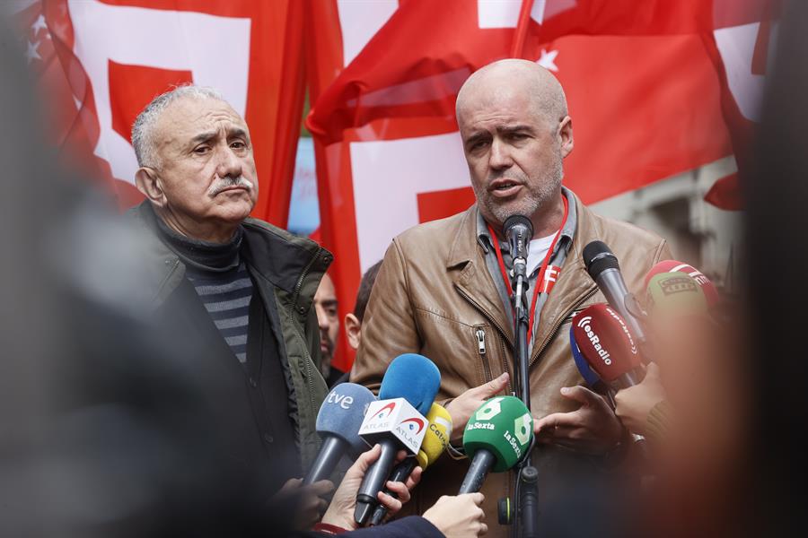 MADRID, 01/05/2024.- Los secretarios generales de CCOO, Unai Sordo (d), y UGT, Pepe Álvarez (i), asisten a la manifestación convocada por los dos grandes sindicatos, CCOO y UGT, este miércoles en Madrid, en un Primero de Mayo que tiene como lema 'Por el pleno empleo: reducir jornada, mejorar salarios'. EFE/Fernando Alvarado