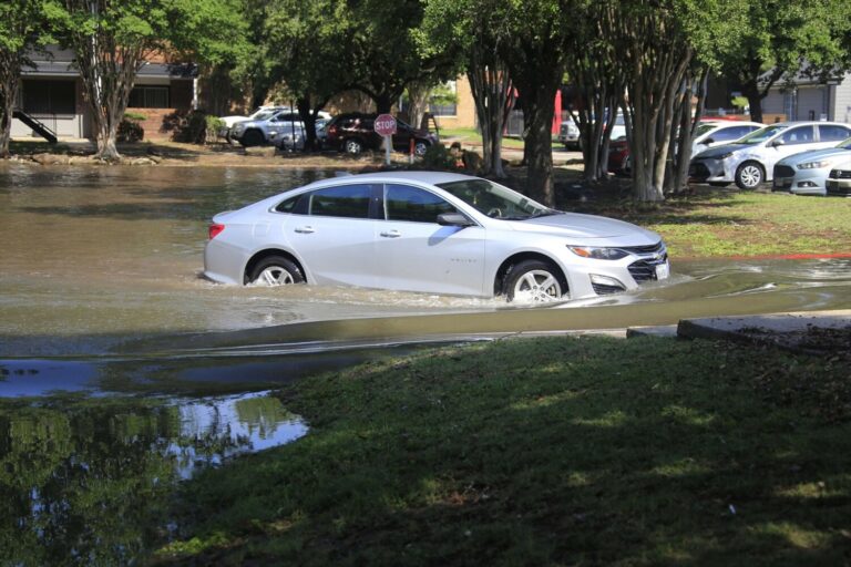 Ordenan la evacuación de Houston, en Estados Unidos, ante una ola de inundaciones