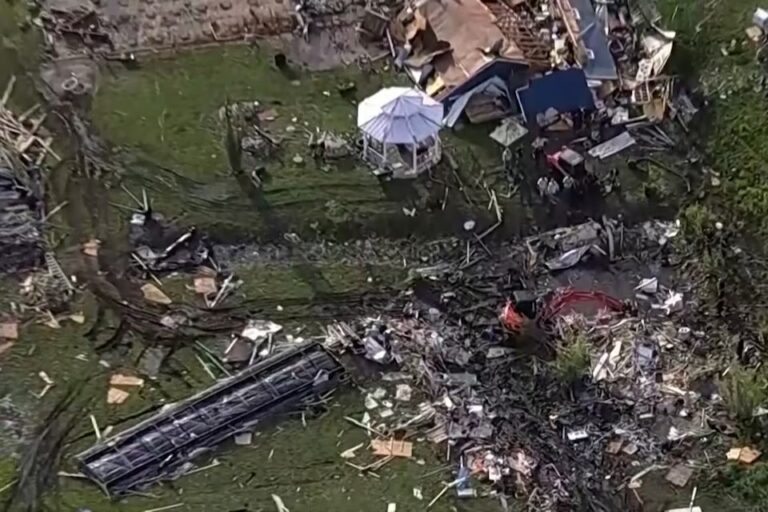 Al menos 18 muertos por tornados en cuatro estados de EEUU