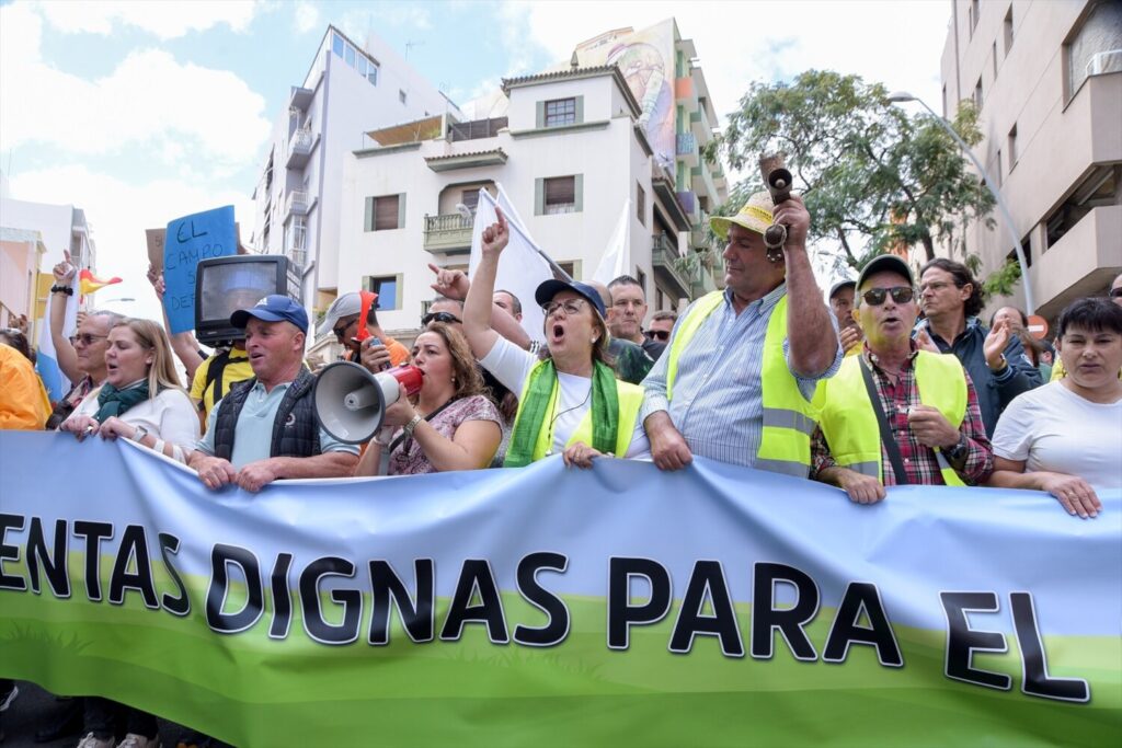 Varias personas protestan durante una manifestación del sector primario canario el 24 de febrero de 2024, en Santa Cruz de Tenerife. Imagen Estefanía Briganty / Europa Press (Foto de ARCHIVO) 