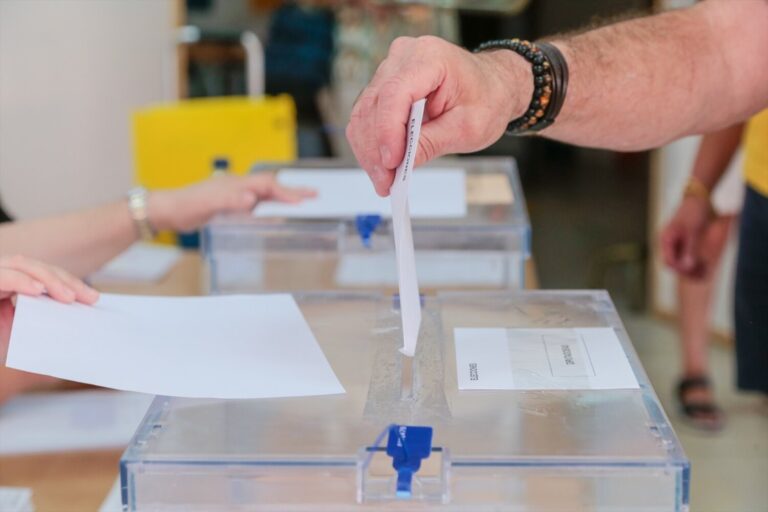 El PSOE cae 2 puntos en el CIS tras la crisis de Ceuta pero gana al PP por 5,5 puntos