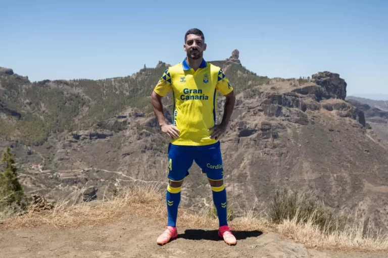 La UD Las Palmas desvela su nueva equipación por el 75 aniversario de la entidad