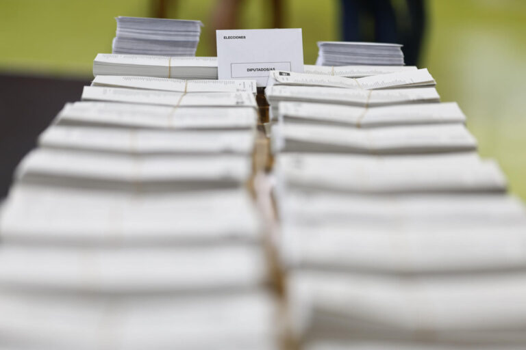 El CIS mantiene al PSOE 8,7 puntos por encima del PP, que sube seis décimas