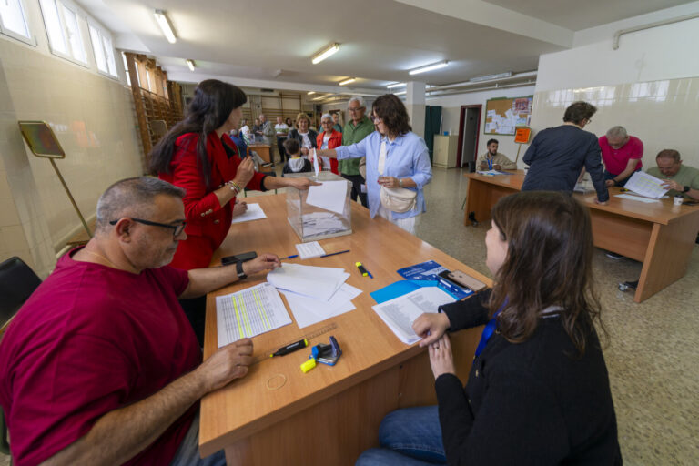Los candidatos canarios al Parlamento Europeo votan desde primera hora en sus respectivos colegios