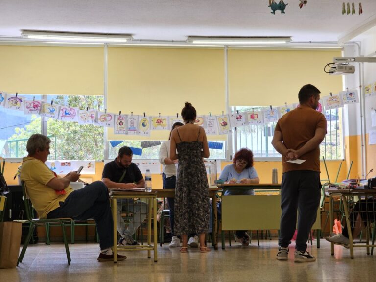 Los principales representantes de las distintas instituciones ejercen su derecho al voto