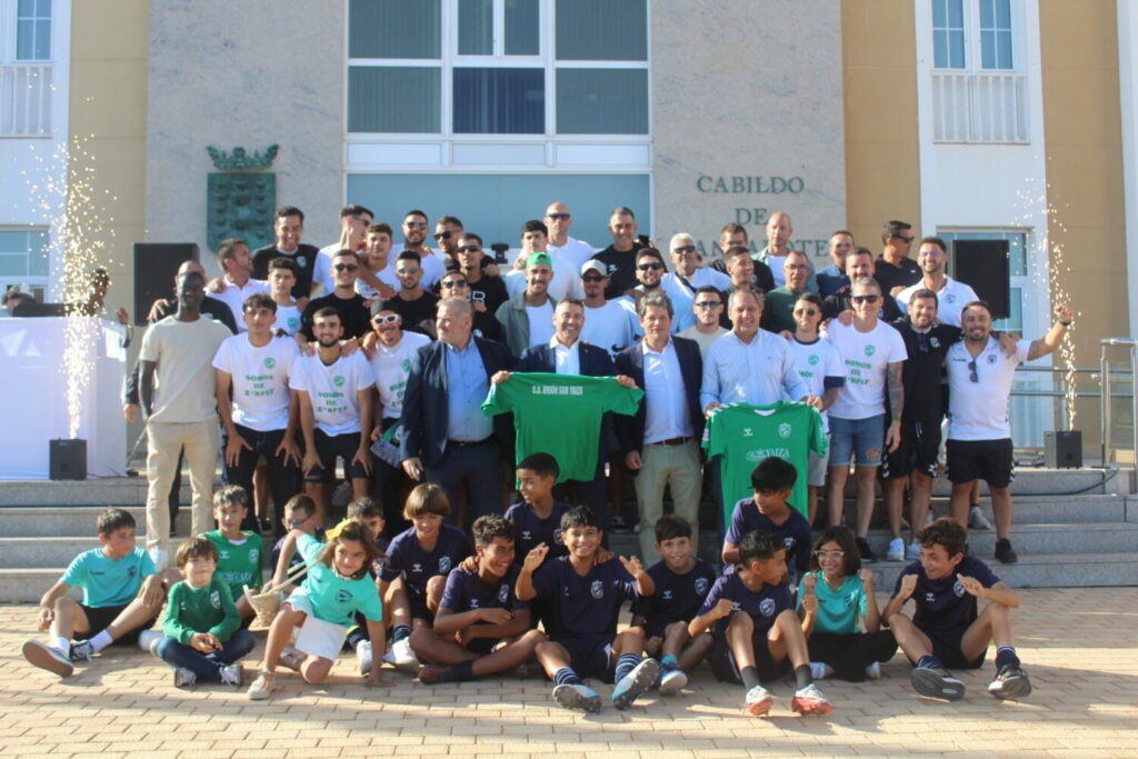 Recepción de la plantilla en el Cabildo de Lanzarote. Imagen cedida por el club