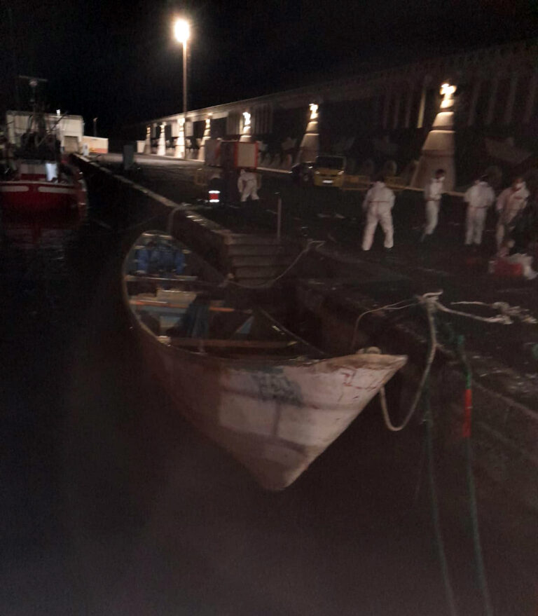 Un muerto entre las 47 personas que este lunes llegaron en cayuco a El Hierro