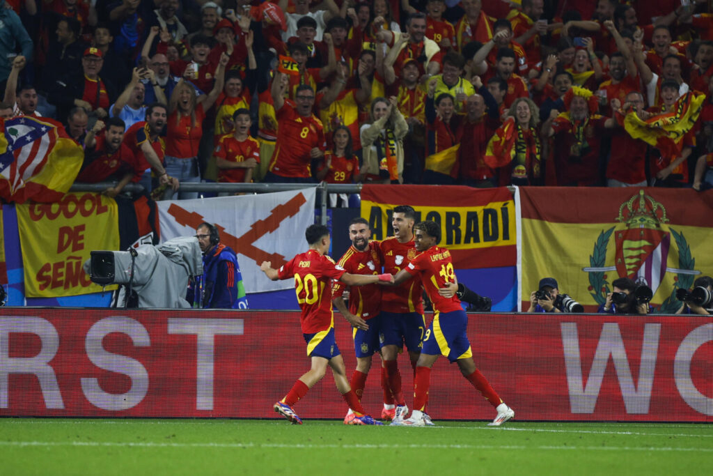 España - Georgia para los octavos de final de la Eurocopa GELSENKIRCHEN (ALEMANIA), 20/06/2024.- Los jugadores de la selección española celebran el primer gol del combinado español durante el encuentro de la fase de grupos de la Eurocopa 2024 que España e Italia disputan hoy jueves en el Arena AufSchalke, Gelsenkirchen (Alemania). EFE/Alberto Estévez.