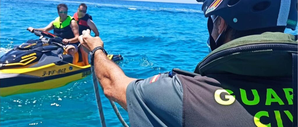 Entre los meses de junio y agosto, la Guardia Civil lleva a cabo una campaña específica de control de embarcaciones de lista sexta y motos de agua