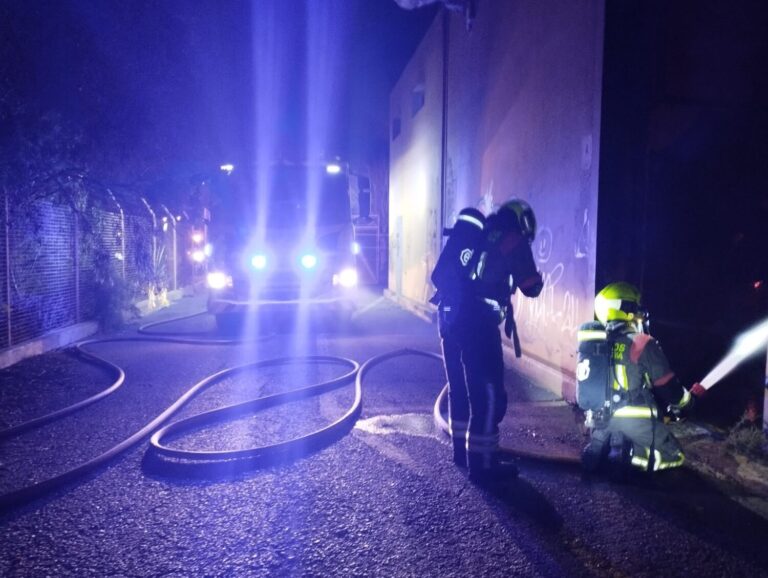 Un incendio en una nave abandonada deja varios vehículos y enseres calcinados en Gran Canaria