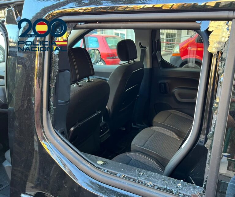 Detienen a un hombre por robar en tres coches y amenazar a una víctima con un cuchillo