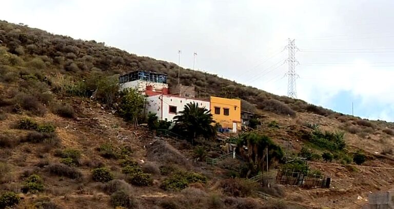 Un incendio en una vivienda causa alarma al propagarse a una ladera