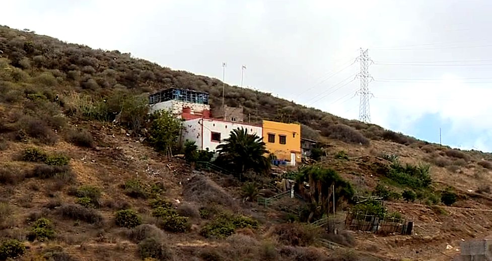 Un incendio en una vivienda causa alarma al propagarse a una ladera