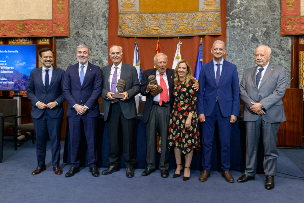 Tenerife distingue a Isidoro Sánchez y Wolfredo Wildpret por defensa del Teide