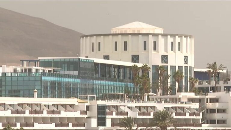Denuncian ante la Fiscalía la inacción de Gobierno y Ayuntamiento de Yaiza en el hotel Papagayo Arena