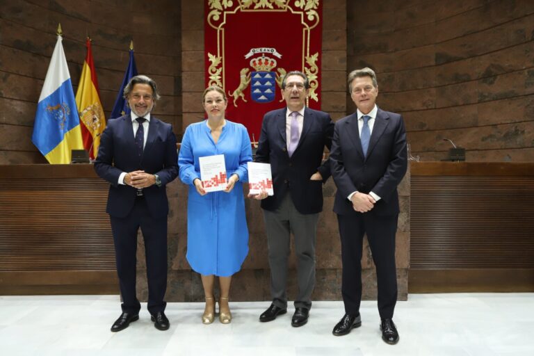 El Parlamento acoge la presentación del libro ‘Canarias ante el Tribunal Constitucional: 1982-2022’