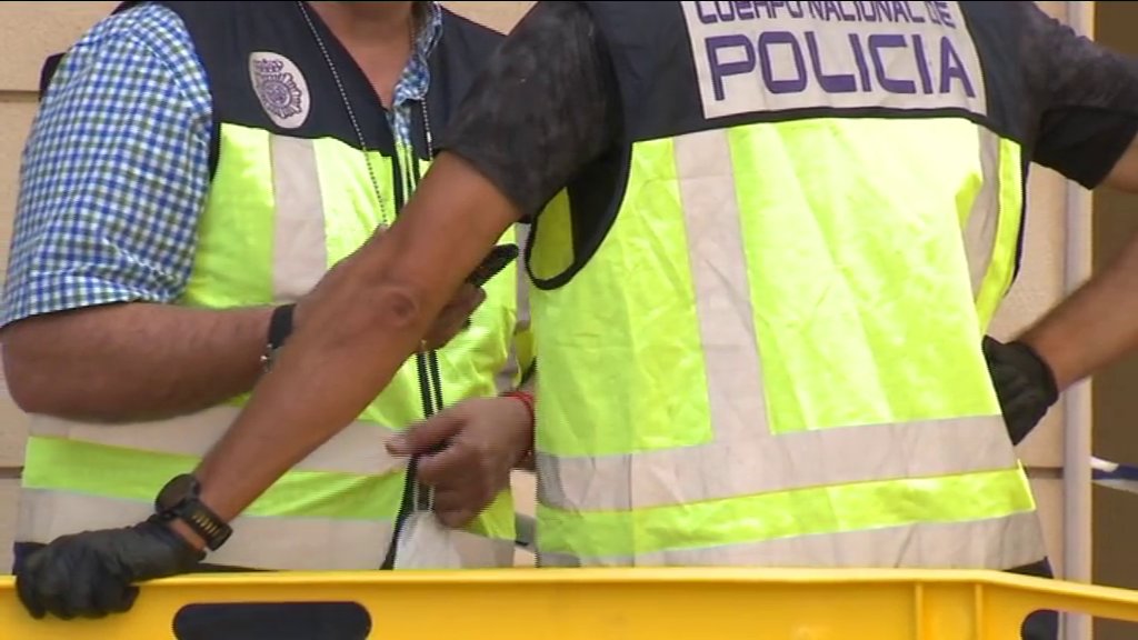 Juicio contra acusado de matar a su expareja. Imagen: Agentes de la Policía Nacional en el lugar donde se cometió el asesinato. Imagen RTVC