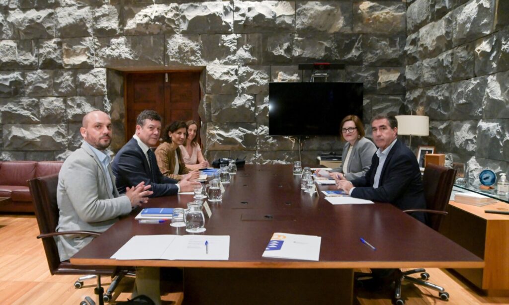 Mediante el protocolo creado por ACNUR y el Gobierno de Canarias se capacitará a los profesionales para garantizar los derechos de los menores no acompañados