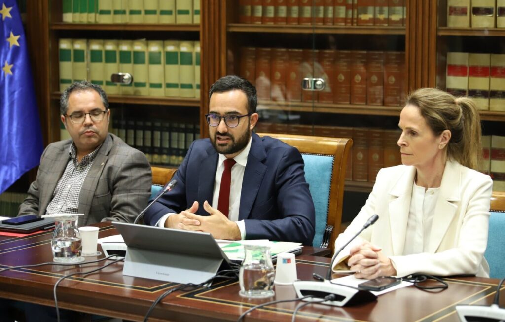 Comisión del caso Mascarillas. Raúl Acosta (c), presidente de la comisión parlamentaria que investiga la compra de material sanitario durante la pandemia por el Gobierno de Canarias. Parlamento de Canarias