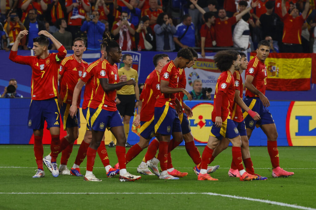 España - Georgia para los octavos de final de la Eurocopa GELSENKIRCHEN (ALEMANIA), 20/06/2024.- Los jugadores de la selección española celebran su primer gol durante el encuentro correspondiente a la fase de grupos de la Eurocopa 2024 que España e Italia disputan hoy jueves en Gelsenkirchen (Alemania). EFE/Jorge Guillén