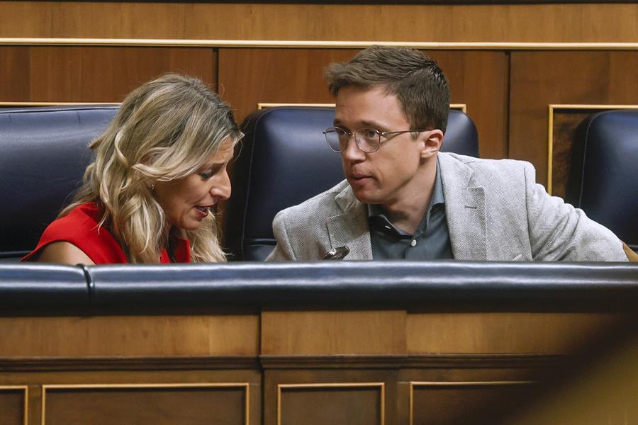 La vicepresidenta segunda del Gobierno y ministra de Trabajo, Yolanda Díaz, y el diputado Iñigo Errejón durante la sesión de control al Ejecutivo en el Congreso. Imagen EFE