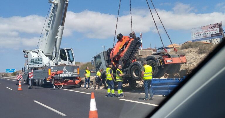 Retenciones importantes en la TF-1 tras el accidente de un camión