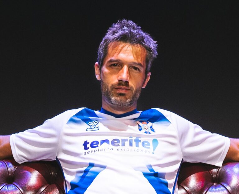 El CD Tenerife presenta la camiseta de la temporada 24/25