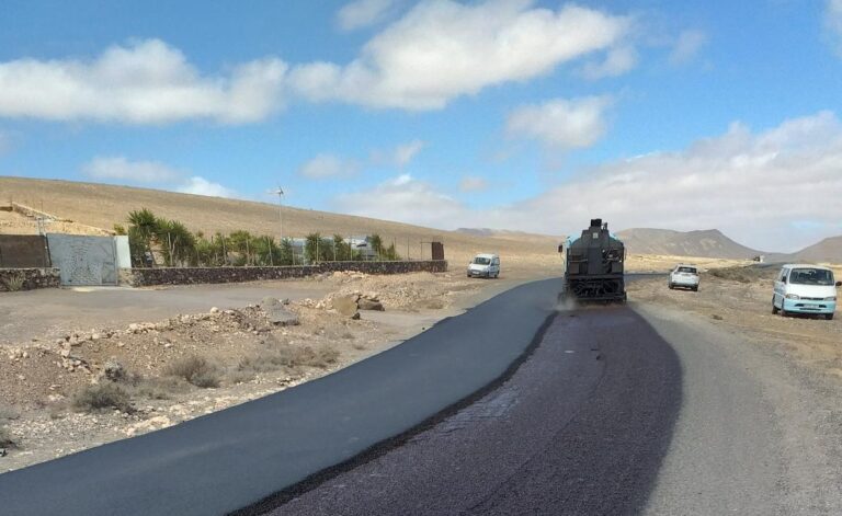 El Cabildo rehabilita la carretera FV-2 en La Lajita y Tarajalejo