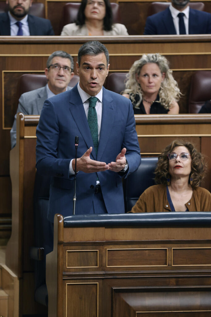 Pedro Sánchez cancela su agenda por motivos personales El presidente del Gobierno, Pedro Sánchez, conversa con la vicepresidenta primera y ministra de Hacienda, María Jesús Montero (c), y con la vicepresidenta segunda y ministra de Trabajo, Yolanda Díaz, durante la sesión de control en el Congreso de los Diputados este miércoles. EFE/ J P Gandul