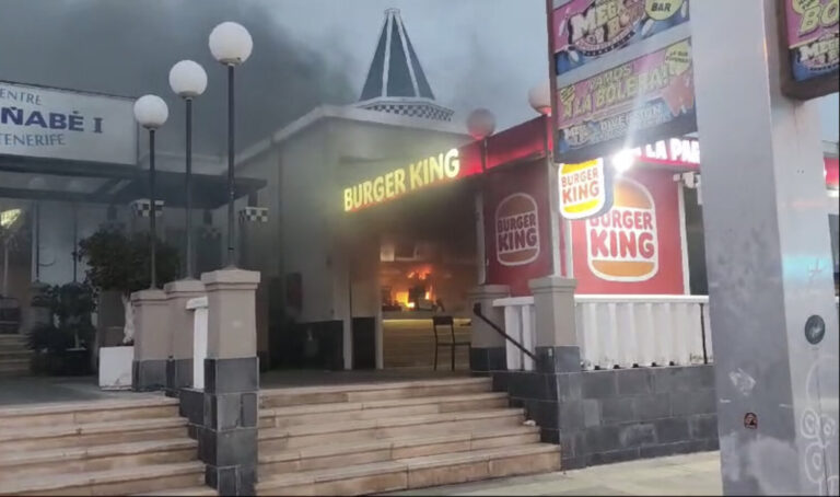 Sofocan un incendio en un local de comida rápida de Adeje