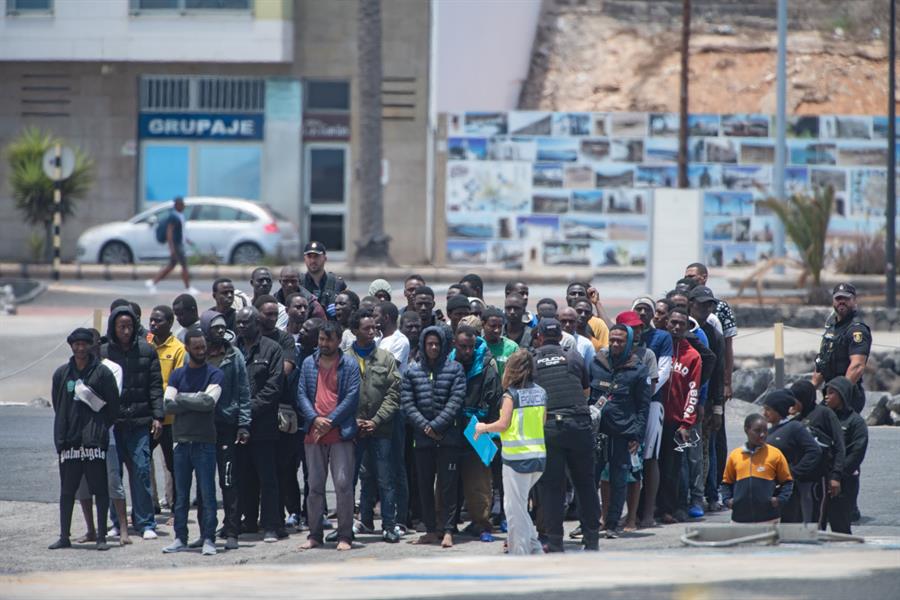 La salvamar Izar ha rescatado este domingo a otros 56 subsaharianos, entre ellos cuatro mujeres, de una patera a la deriva que se encontraba a unos 29 kilómetros al este de Gran Tarajal (Fuerteventura), mientras que la guardamar Concepción Arenal ha auxiliado a otros 60, entre ellos cinco mujeres y un menor. EFE/Carlos de Saá
