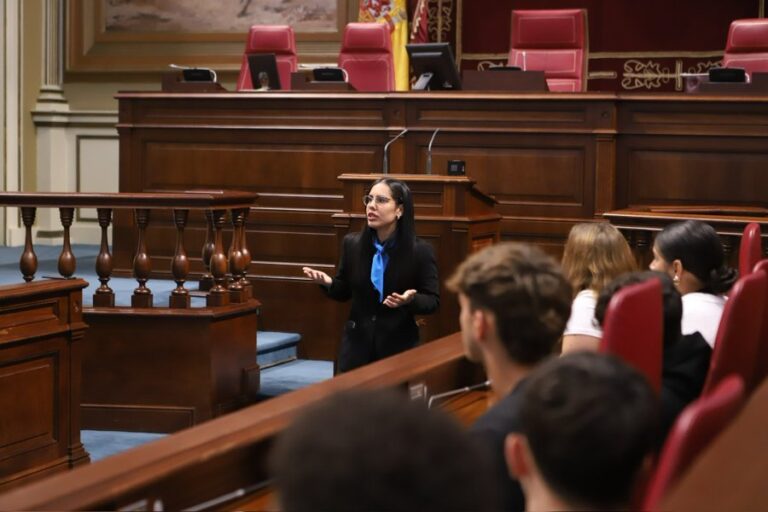 Escolares canarios se convierten por un día en diputados en el Parlamento