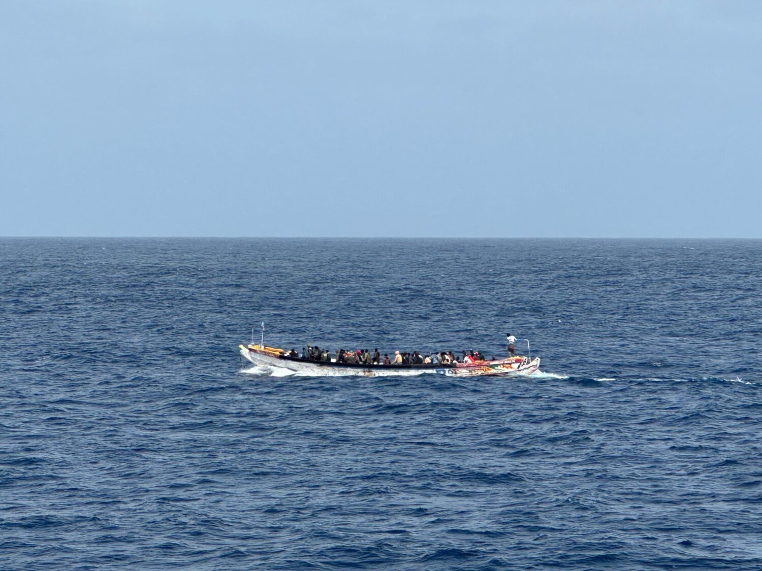 Dos detenidos por la muerte de un migrante durante una travesía en patera hacia Canarias