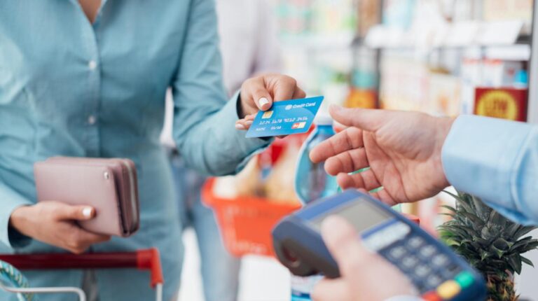 Entre enero y marzo de este año las compras con tarjeta aumentaron un 12,21%