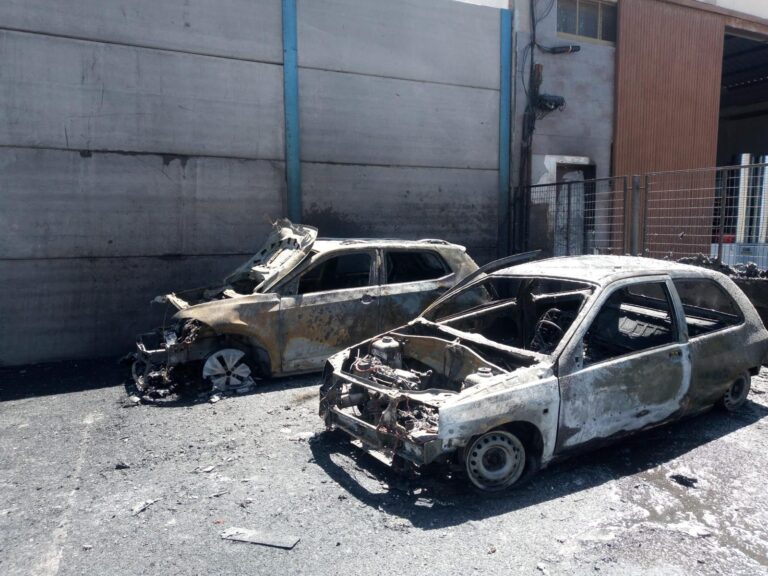 Arden dos vehículos en una nave en el polígono de Arinaga, en Gran Canaria