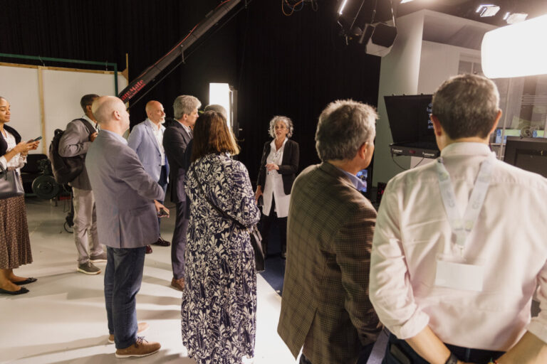 Miembros de la AIL y FORTA visitan el centro de producción de Televisión Canaria