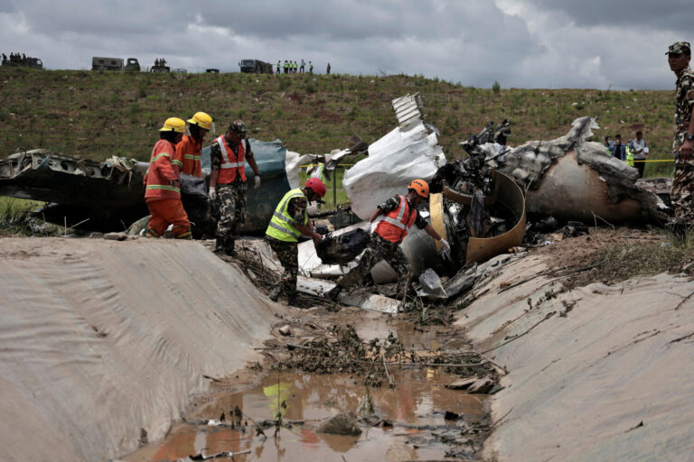 Mueren 18 personas tras estrellarse un avión durante su despegue en el aeropuerto de Katmandú, Nepal